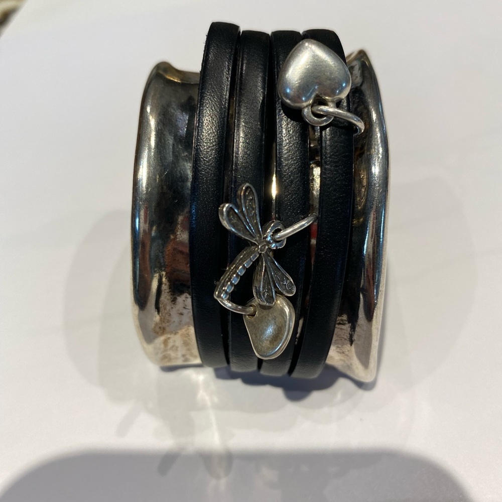 Cuff black leather and silver bracelet. New.